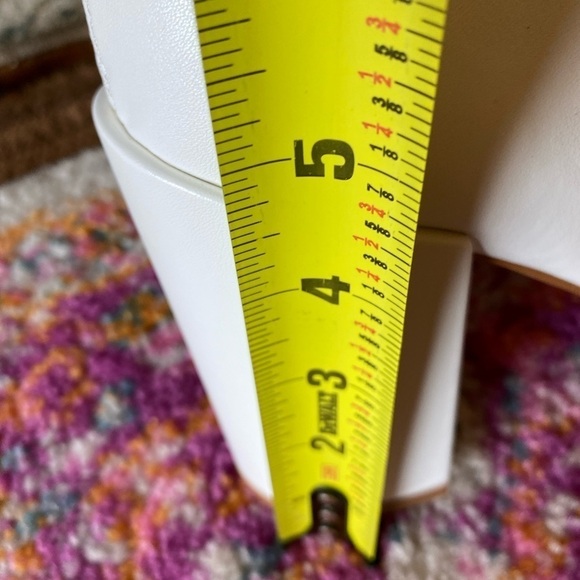 Women’s Hight tight White Boot Faux Leather Size 8 in Excellent Used Condition - Picture 6 of 11